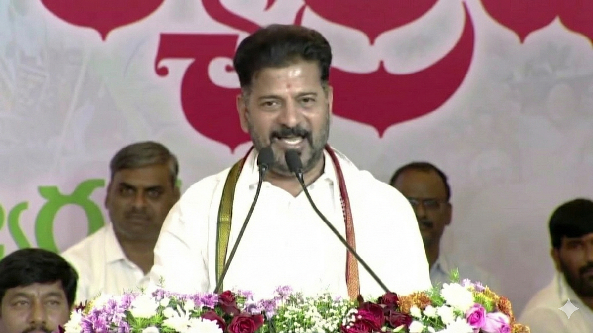 రోడ్లపై తిరిగినవాళ్లకు బెంజ్ కార్లు.. కొడంగల్ వేదికగా రేవంత్ రెడ్డి ఫైర్ స్పీచ్