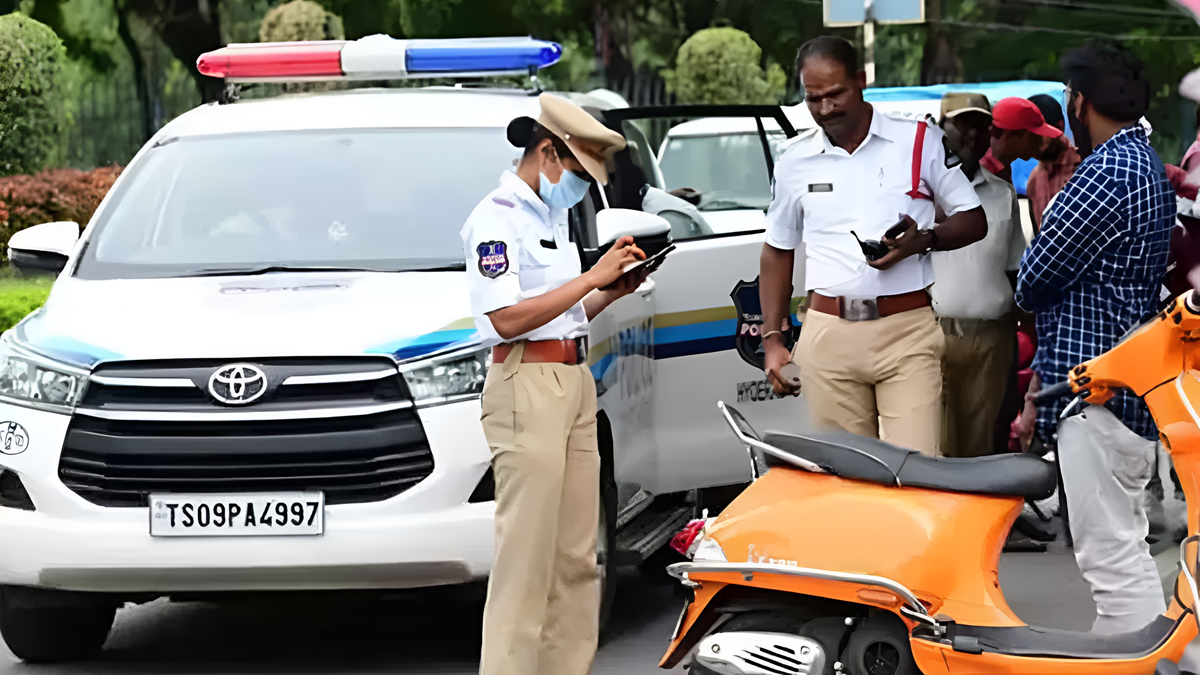 హైదరాబాద్‌లో సెల్‌ఫోన్ డ్రైవింగ్‌పై ట్రాఫిక్ పోలీసుల కఠిన చర్యలు.. 308 మందిపై కేసులు