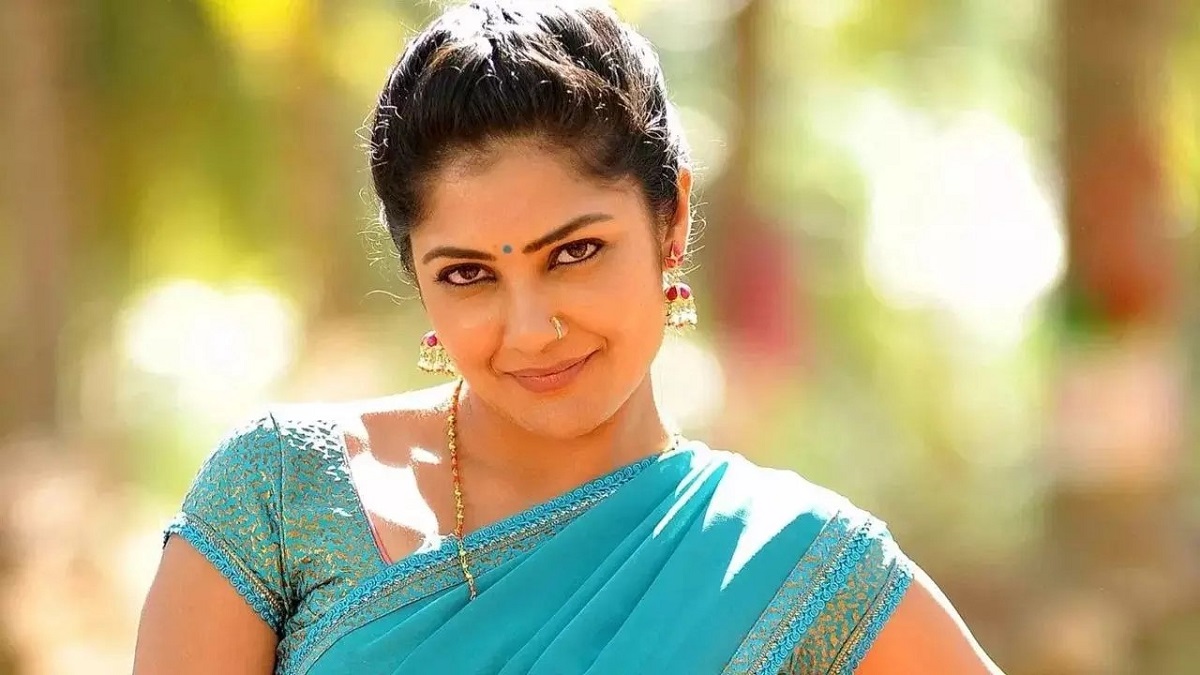 టాలీవుడ్ కు దూరమైన కమలినీ ముఖర్జీ చరణ్ సినిమానే కారణమా