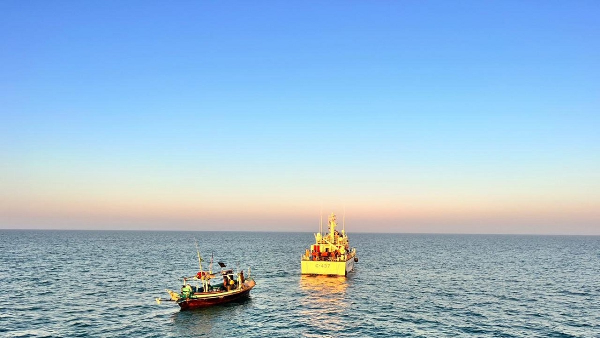 గుజరాత్ సముద్రంలో పాకిస్తాన్ పడవ కలకలం: 11 మందిని అదుపులోకి తీసుకున్న భారత భద్రతా దళాలు