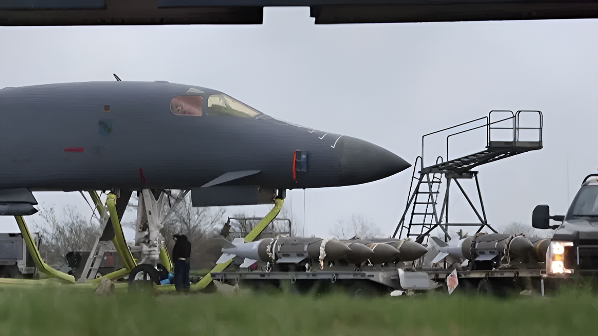 ఇరాన్‌పై భారీ దాడికి అమెరికా సిద్ధం… బీ-1 బాంబర్‌లలో బంకర్ బస్టర్ బాంబులు లోడింగ్!